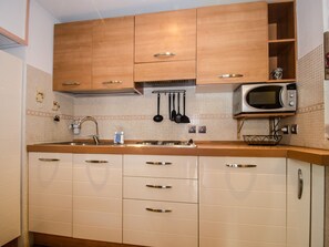 Coffee/tea maker, fridge, microwave, stovetop - Central 2* studio with balcony and WiFi (Chamonix-Mont-Blanc)