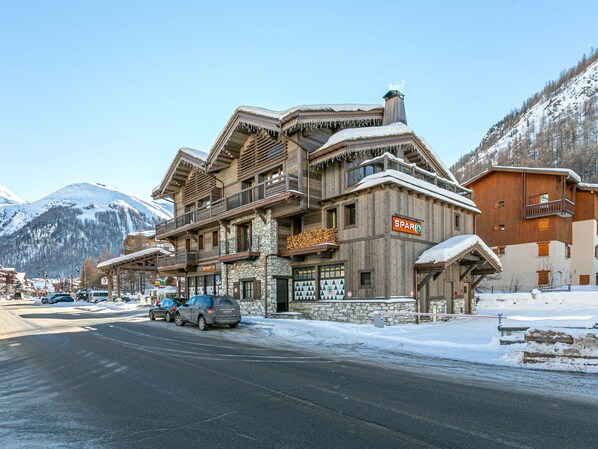 Exterior - Luxurious 5-Room Apartment in Val-d'Isère with Balcony and Mountain Views (Val-d'Isère)