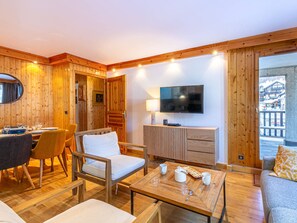 TV - Elegant apartment with WiFi, central location, ski-in/ski-out, parking, balcony, and elevator access (Val-d'Isère)