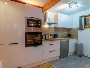Réfrigérateur, micro-ondes, plaque de cuisson, lave-vaisselle
