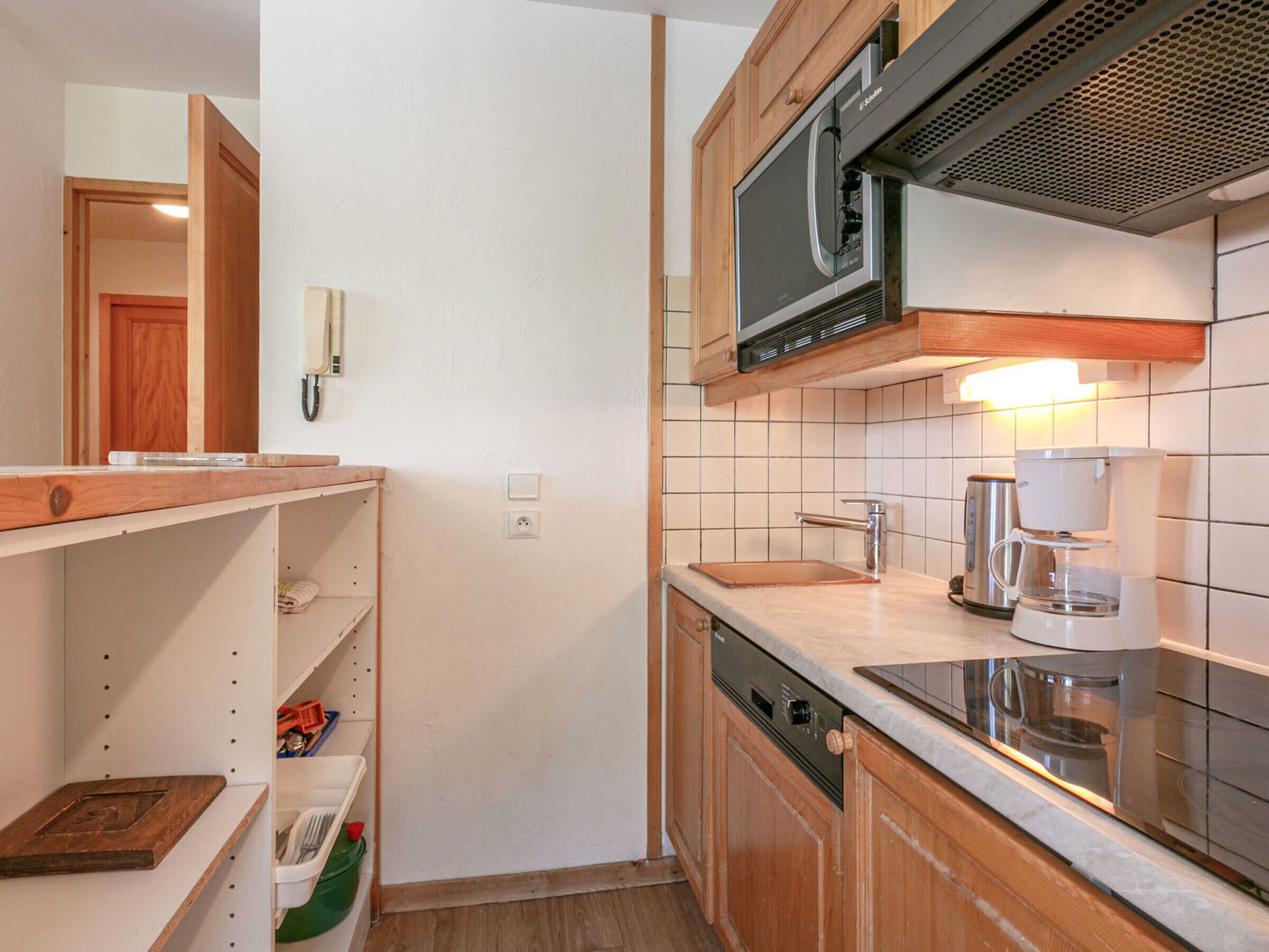 Réfrigérateur, four à micro-ondes, surface de cuisson, lave-vaisselle