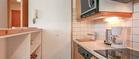 Kühlschrank, Mikrowelle, Herdplatte, Geschirrspüler