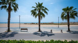A beach promenade with palm trees, a bench, and a paved walkway. - Seaside Apartment with Wi-Fi and Parking - Torredembarra (Torredembarra)