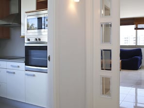 Private kitchen - 2-Bedroom Apartment in Torredembarra with Garden and Air Conditioning (Torredembarra)