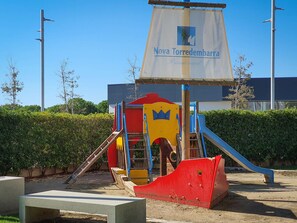 Children’s area - 2-Bedroom Apartment in Torredembarra with Garden and Air Conditioning (Torredembarra)