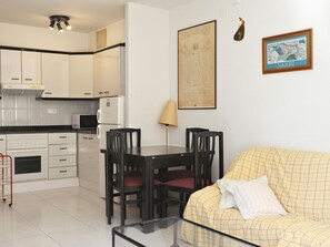 TV - AT039 Les Dunes: Apartamento con una gran zona comunitaria que incluye 2 piscinas y jardín (Torredembarra)