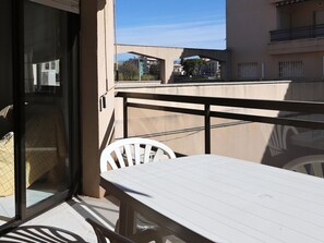 Outdoor dining - AT039 Les Dunes: Apartamento con una gran zona comunitaria que incluye 2 piscinas y jardín (Torredembarra)