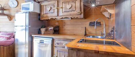 Kühlschrank, Mikrowelle, Herdplatte, Geschirrspüler