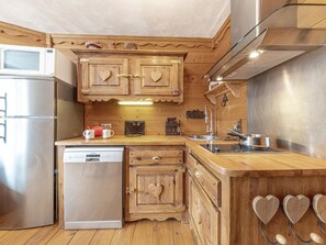 Kjøleskap, mikrobølgeovn, kokeplater og oppvaskmaskin