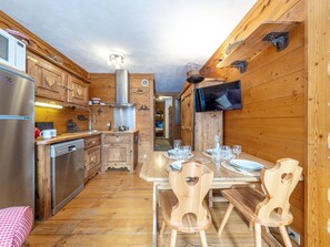 Kühlschrank, Mikrowelle, Herdplatte, Geschirrspüler