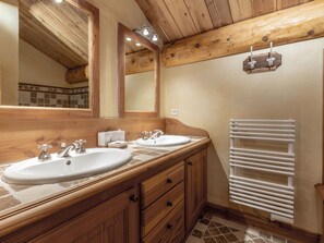 Secador de pelo y toallas