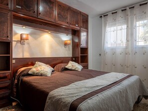 2 bedrooms, bed sheets