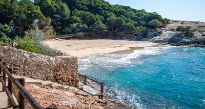 Seafront Apartment with Terrace and Parking