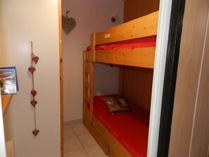 2 Schlafzimmer, Bügeleisen/Bügelbrett