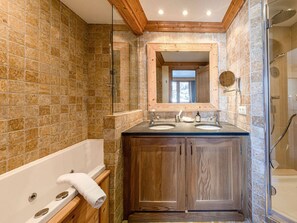 Sèche-cheveux, serviettes fournies