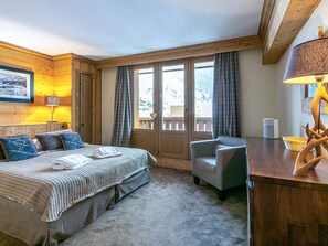4 bedrooms, free WiFi, bed sheets - Luxury Apartment, Spacious and Comfortable, Ski-In/Ski-Out, Near Children's Village (Val-d'Isère)
