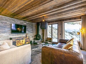 TV, fireplace, books - Luxury apartment with pool, WiFi, and parking in Val-d'Isère (Val-d'Isère)