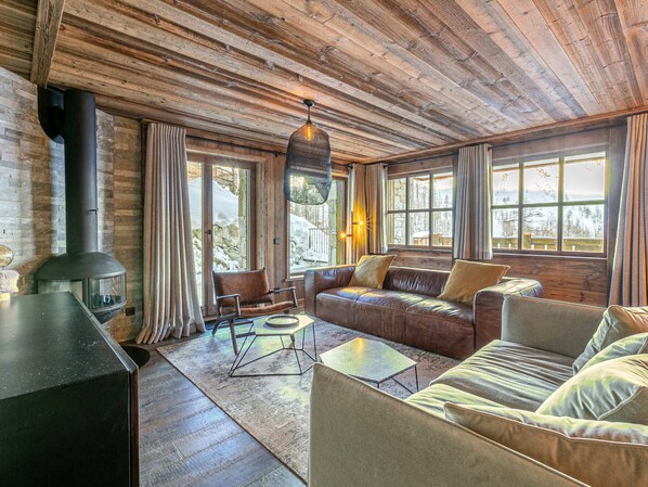 Téléviseur, foyer, livres