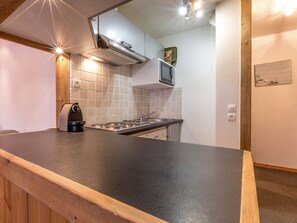 Kjøleskap, mikrobølgeovn, oppvaskmaskin og kaffetrakter/tekoker