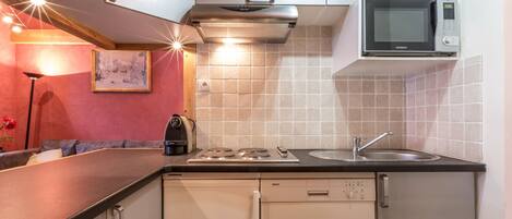 Réfrigérateur, four à micro-ondes, lave-vaisselle, cafetiÚre-théiÚre