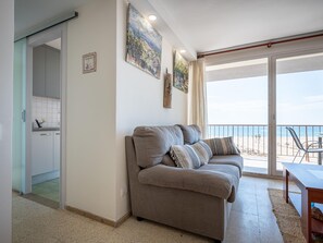TV - Seafront apartment with air conditioning in Torredembarra (Torredembarra)