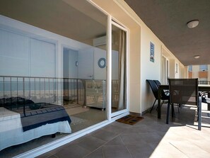 Outdoor dining - Seafront apartment with air conditioning in Torredembarra (Torredembarra)