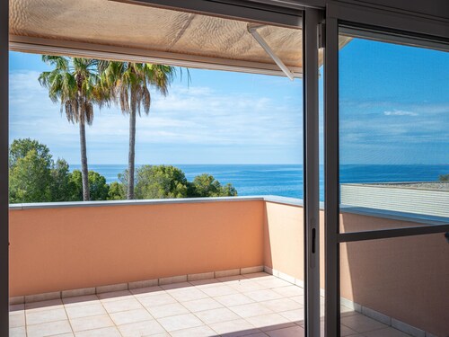 3-Story Family House, Garden, Air Conditioning, Near Beach