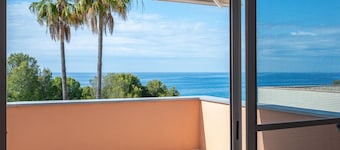 3-Story Family House, Garden, Air Conditioning, Near Beach