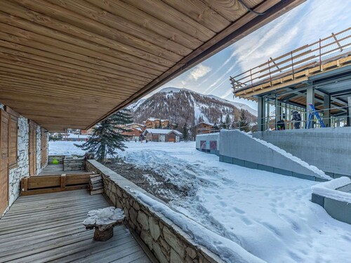 Elegantes und helles Luxusapartment mit Südterrasse im Zentrum, nahe der Pisten.