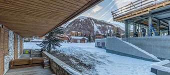 Elegant and Bright High-End Apartment with South-Facing Terrace in Central Val-d'Isère near the Slopes
