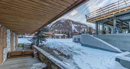 Elegantes und helles Luxusapartment mit Südterrasse im Zentrum, nahe der Pisten.
