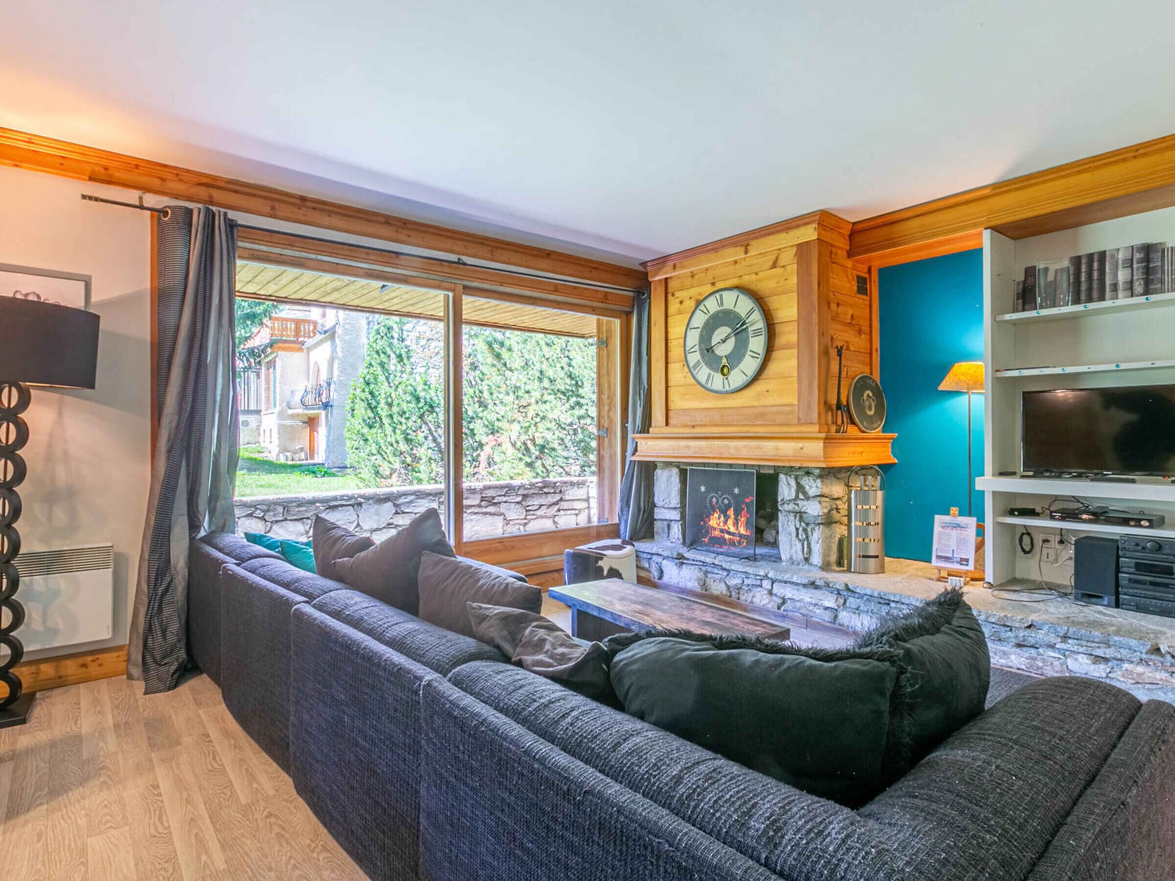 TV, fireplace