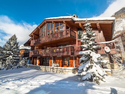 Elegant and Bright High-End Apartment with South-Facing Terrace in Central Val-d'Isère near the Slopes