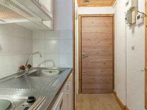 Fridge, microwave, oven, coffee/tea maker