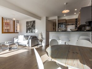 Interior - Elegant contemporary apartment with south-facing balcony and wifi (Val-d'Isère)