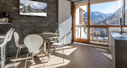 Elegant contemporary apartment with south-facing balcony and wifi