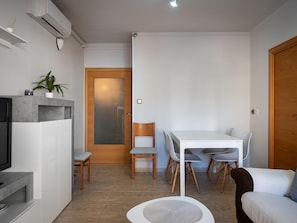 Interior - Torredembarra: Family apartment for 6 near the beach (Torredembarra)