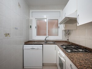 Microwave, oven, dishwasher, coffee/tea maker - Torredembarra: Family apartment for 6 near the beach (Torredembarra)