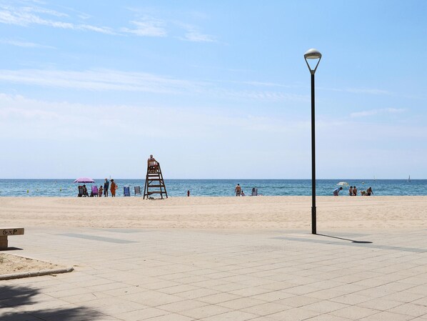 Beach - Apartment for 6, 50m from Beach, Sea View Balcony, in City Center, Lift, Family-Friendly (Torredembarra)