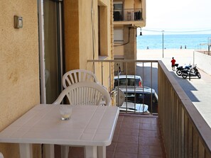 Outdoor dining - Apartment for 6, 50m from Beach, Sea View Balcony, in City Center, Lift, Family-Friendly (Torredembarra)