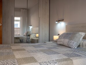 3 bedrooms, free WiFi, bed sheets - Torredembarra: Family apartment for 6 near the beach (Torredembarra)