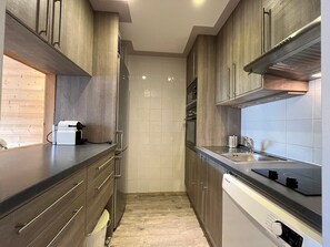 Køleskab, mikrobølgeovn, ovn, kogeplade