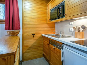 Fridge, microwave, dishwasher, coffee/tea maker