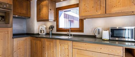 Réfrigérateur, four à micro-ondes, un four, surface de cuisson