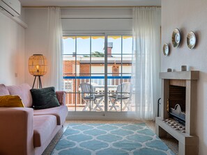 TV - Cozy 2BR Apartment 150m from Beach with Pool, Wi-Fi, and Parking (Torredembarra)