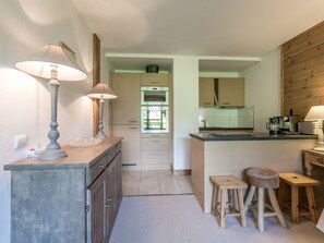 Kjøleskap, mikrob ølgeovn, ovn og kokeplater