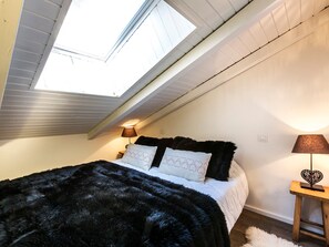 4 bedrooms, free WiFi, bed sheets
