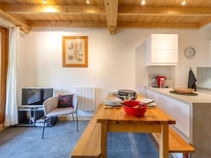 Dining - Charming Ski-In/Ski-Out Duplex, WiFi, and Garage in Val-d'Isère (Val-d'Isère)