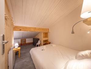 2 bedrooms, free WiFi, bed sheets - Charming Ski-In/Ski-Out Duplex, WiFi, and Garage in Val-d'Isère (Val-d'Isère)