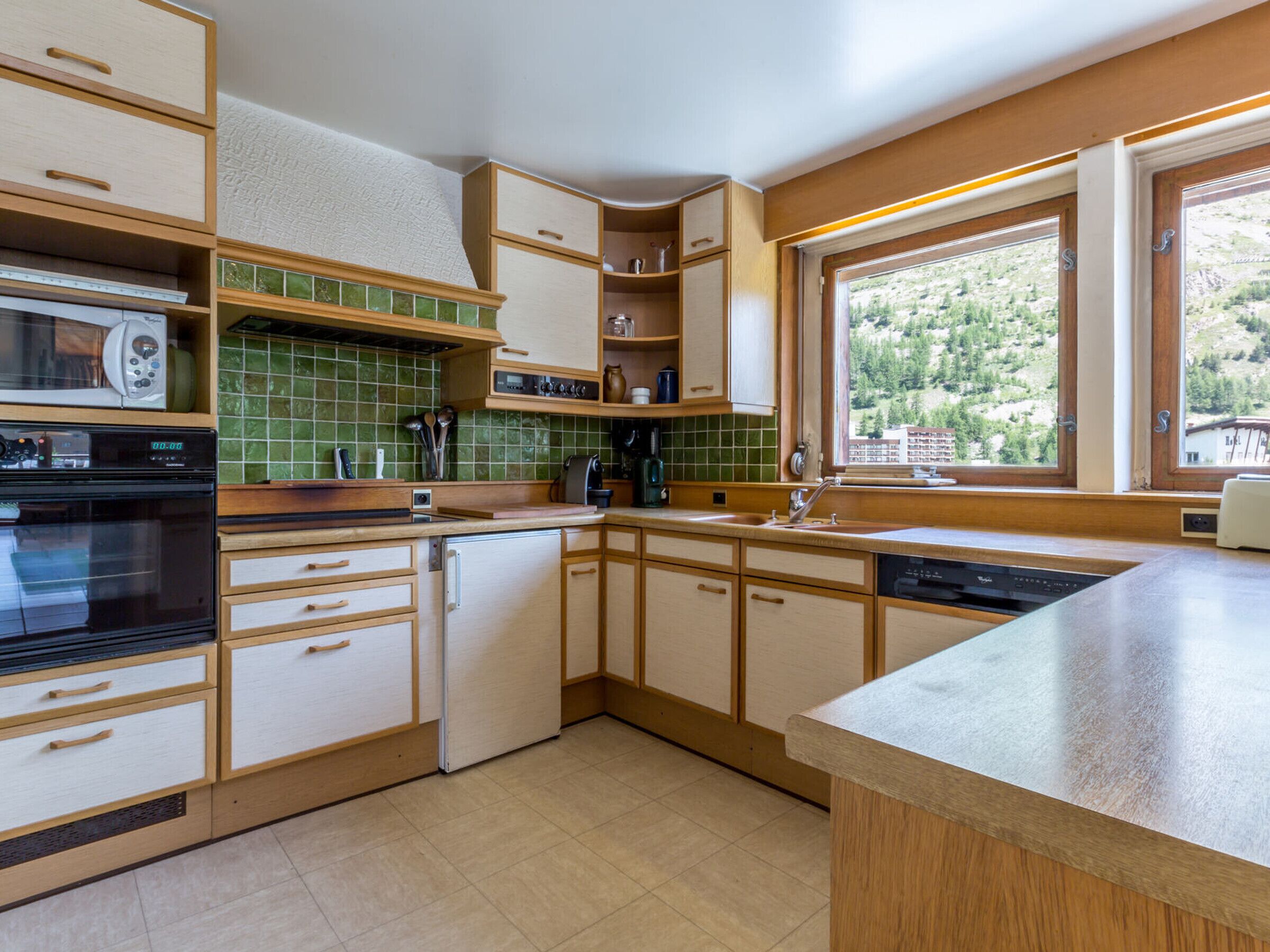 Réfrigérateur, four à micro-ondes, un four, surface de cuisson